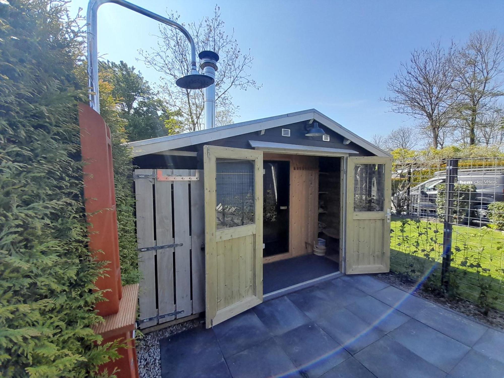 Beautiful 6-Person Chalet With Finnish Wood-Fired Sauna Tzummarum 外观 照片